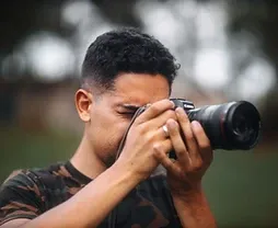 Professional photographer framing a shot with a Canon camera in Jeddah